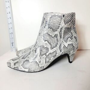 NWT Kenneth Cole Reaction Snake Embossed Kick Bit Shootie Ankle Bootie Size 7